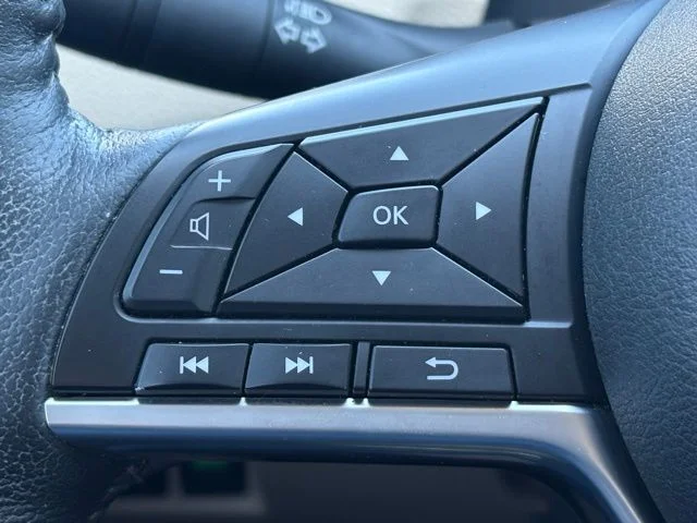 Used 2020 Green Nissan SL image 18