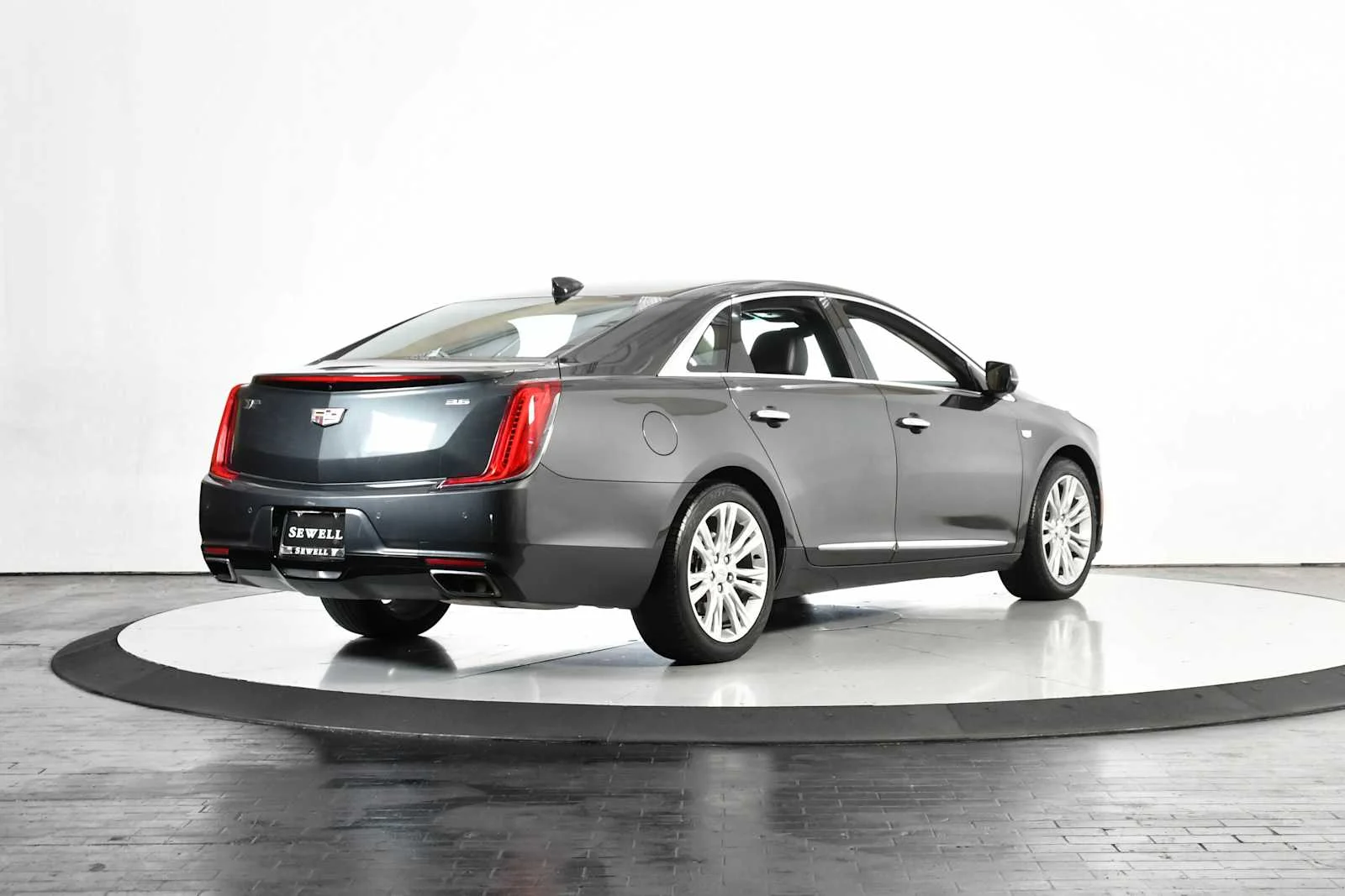 Used 2018 Phantom Gray Metallic Cadillac Luxury image 5