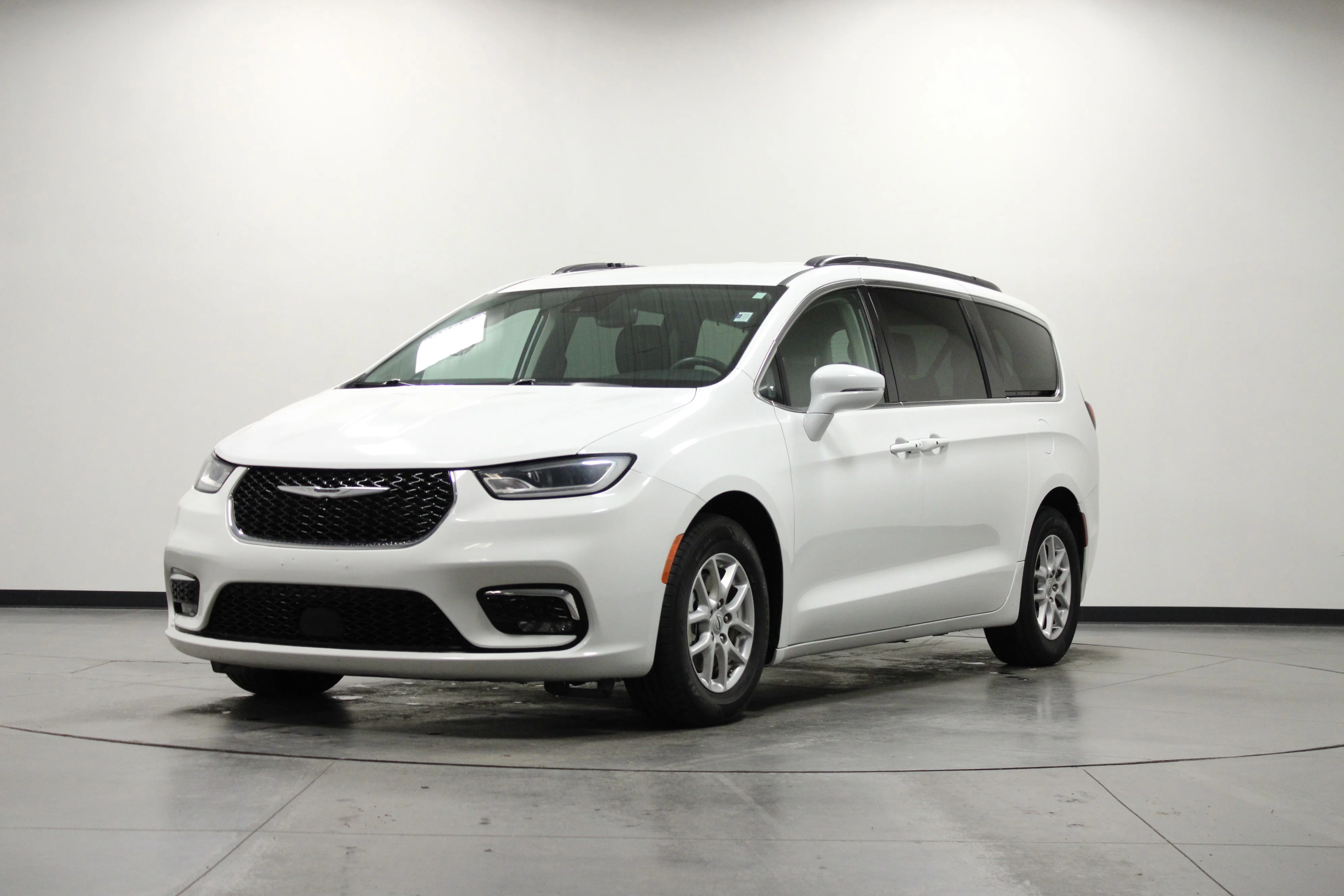 Used 2022 Bright White Clearcoat Chrysler Touring L image 8