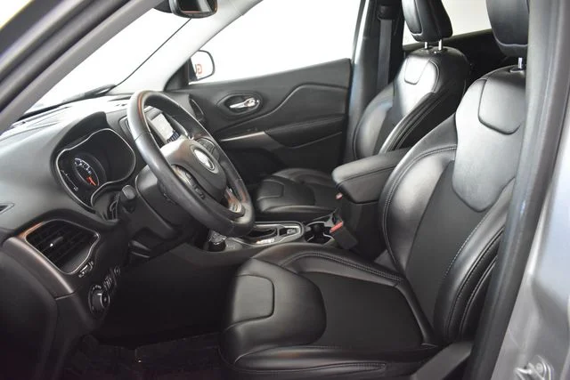 Used 2019 Silver Jeep Latitude Plus image 24