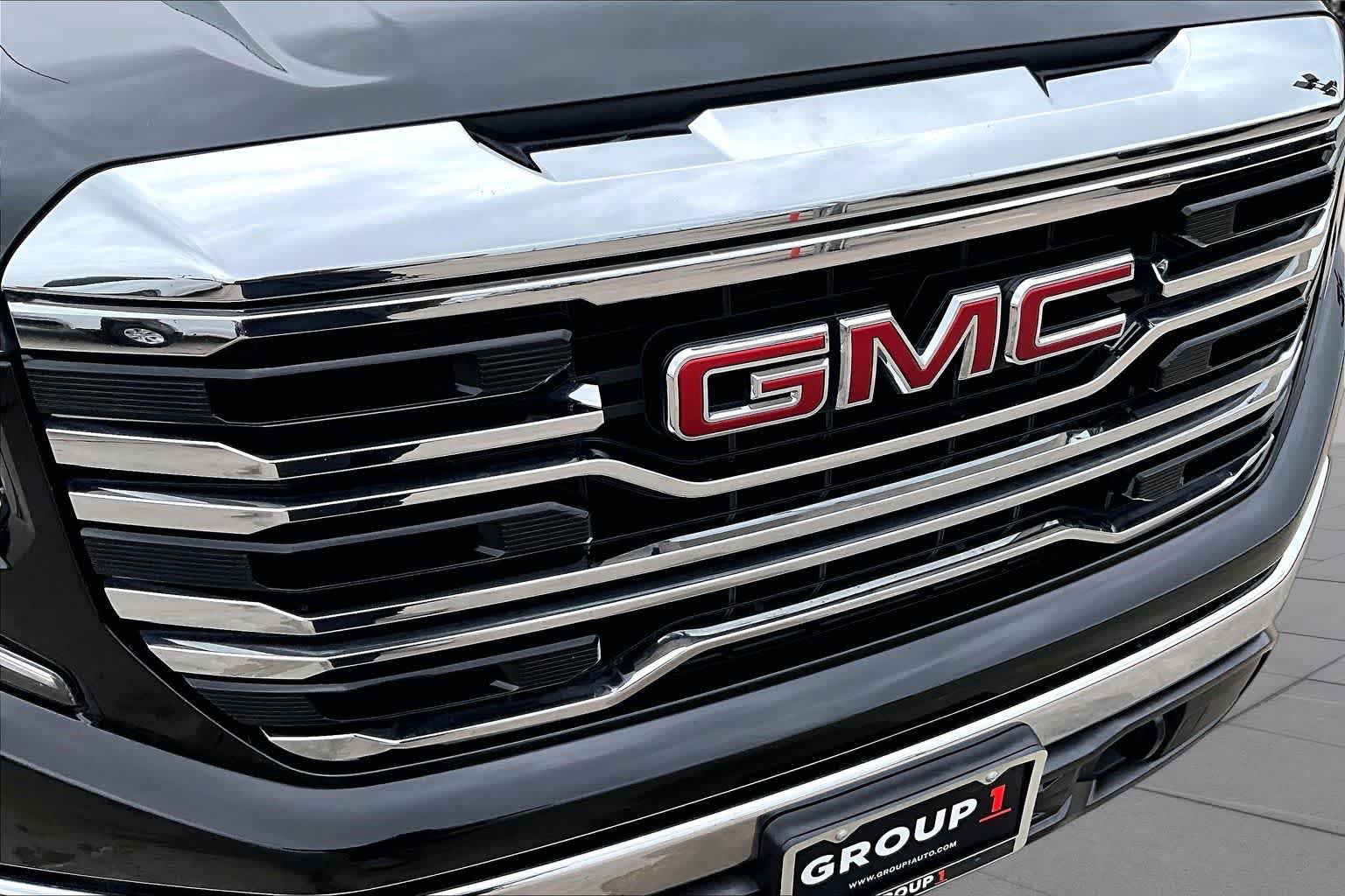Used 2025 Onyx Black GMC SLT image 30