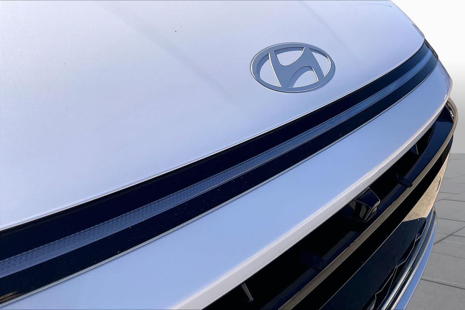 Used 2025 Serenity White Hyundai Limited image 28