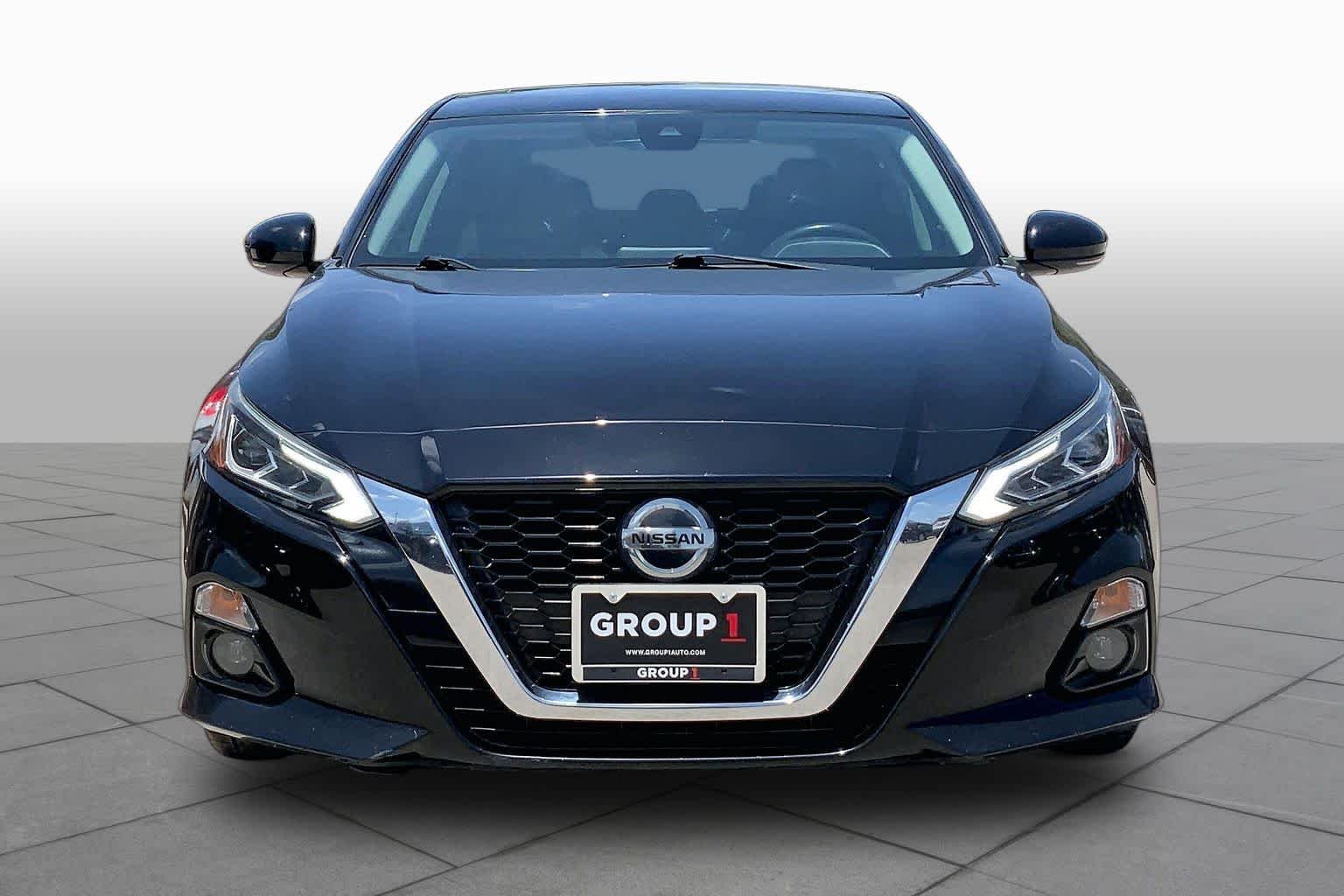 Used 2019 Super Black Nissan 2.5 SV image 4