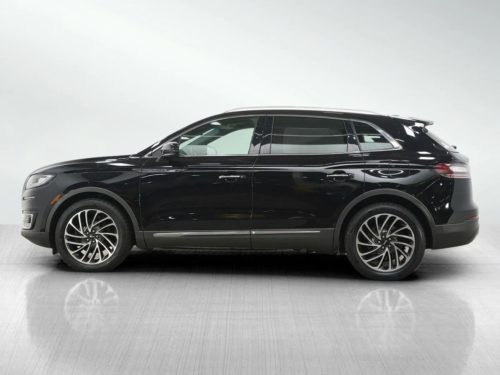 Used 2019 Lincoln Nautilus Reserve with VIN 2LMPJ8LP2KBL28041 for sale in Burnsville, Minnesota