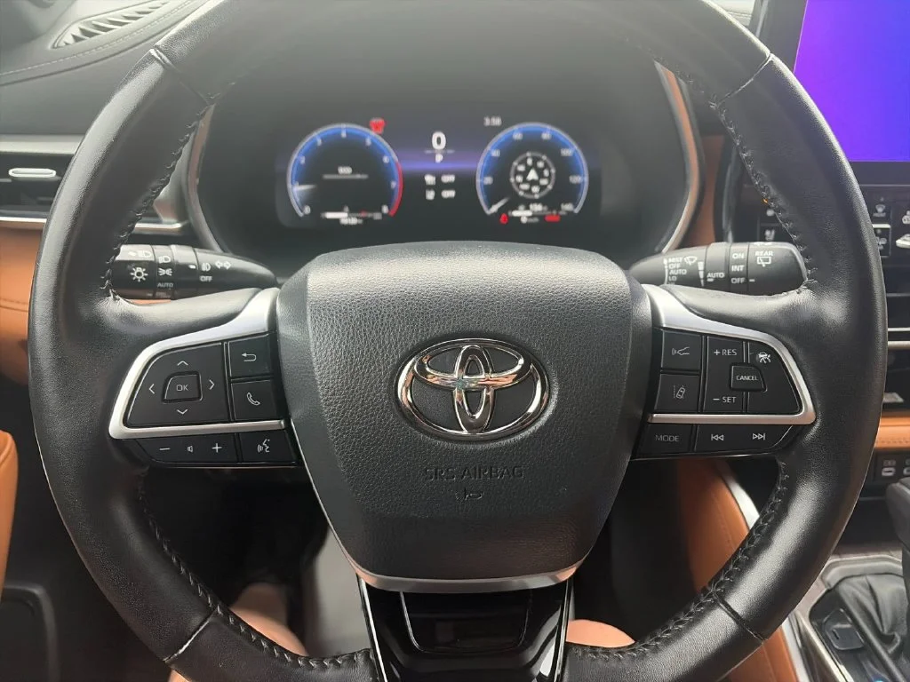 Used 2023 Black Toyota Platinum image 28