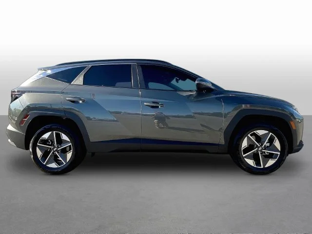 Used 2025 Gray Hyundai SEL Convenience image 8
