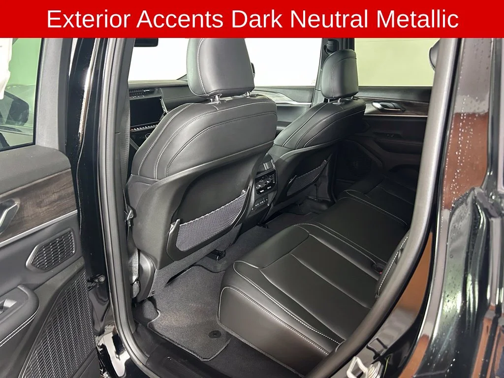 New 2026 Diamond Black Crystal Pearl-Coat Exterior Paint Jeep Limited image 11