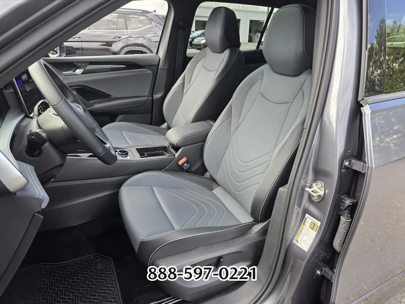 Used 2025 Platinum Gray Metallic Volkswagen 2.0T SE R-LINE BLACK image 9