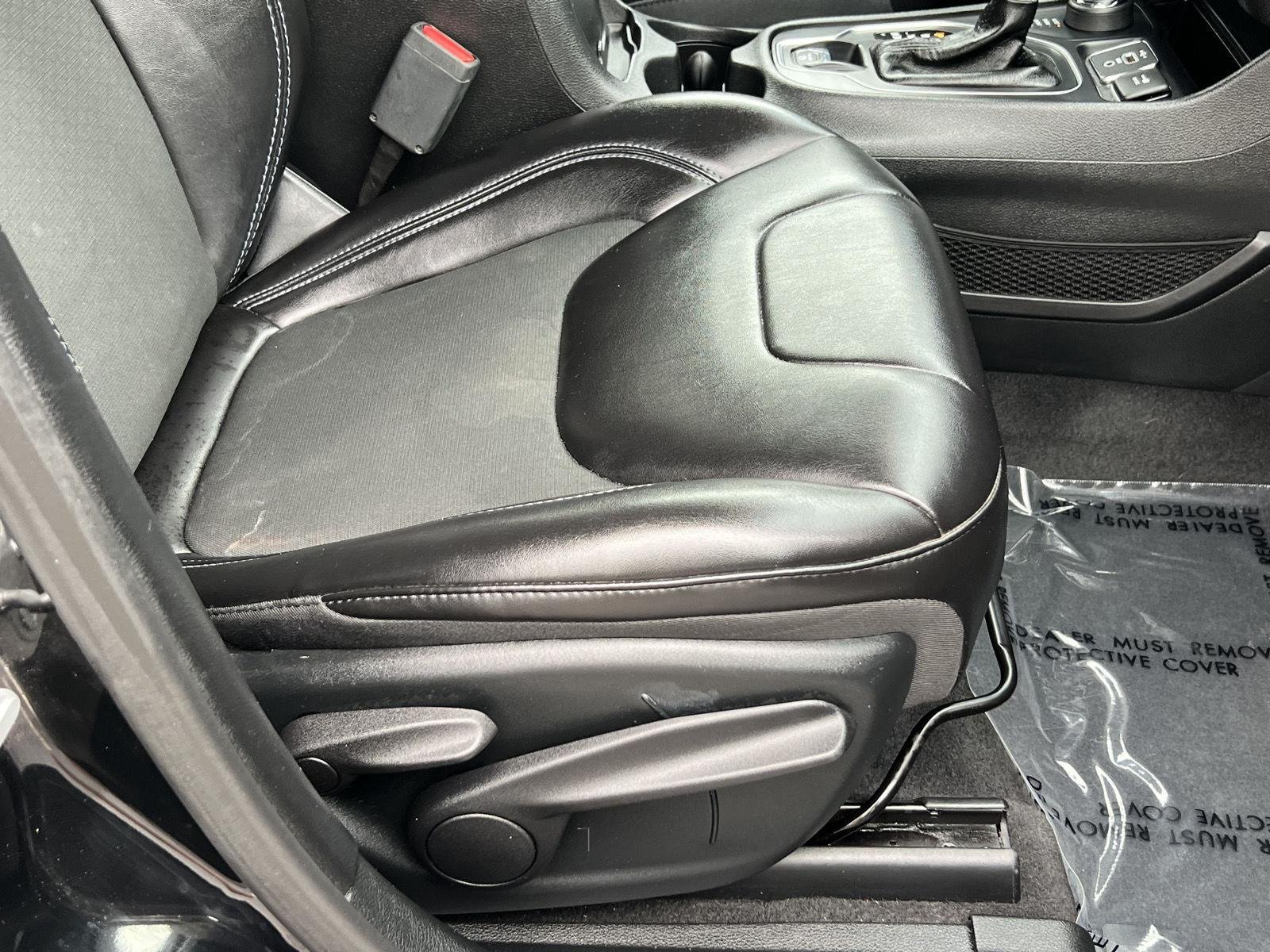 Used 2019 Diamond Black Crystal Pearlcoat Jeep Latitude Plus image 18