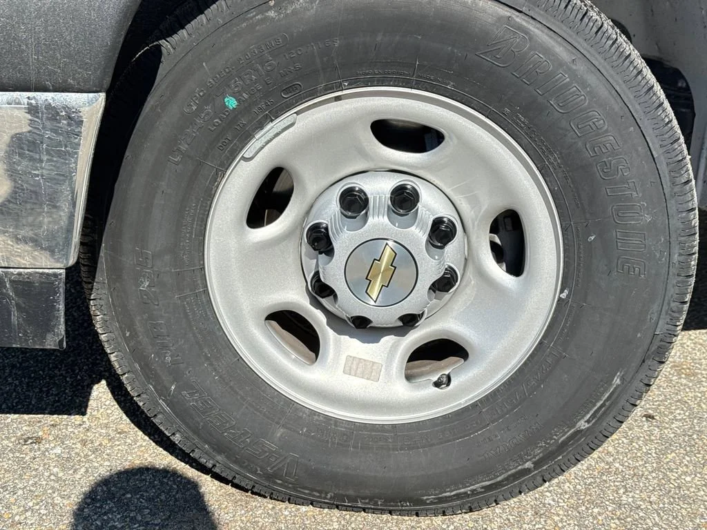 New 2026 Summit White Chevrolet 1WT image 4