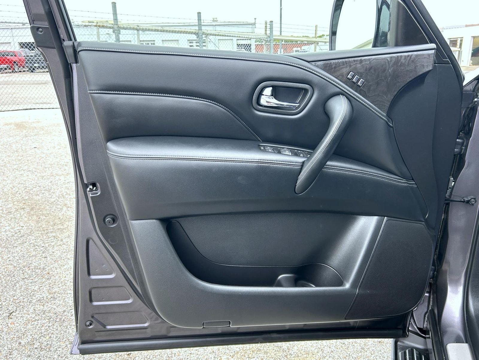 Used 2023 Gray INFINITI LUXE image 9