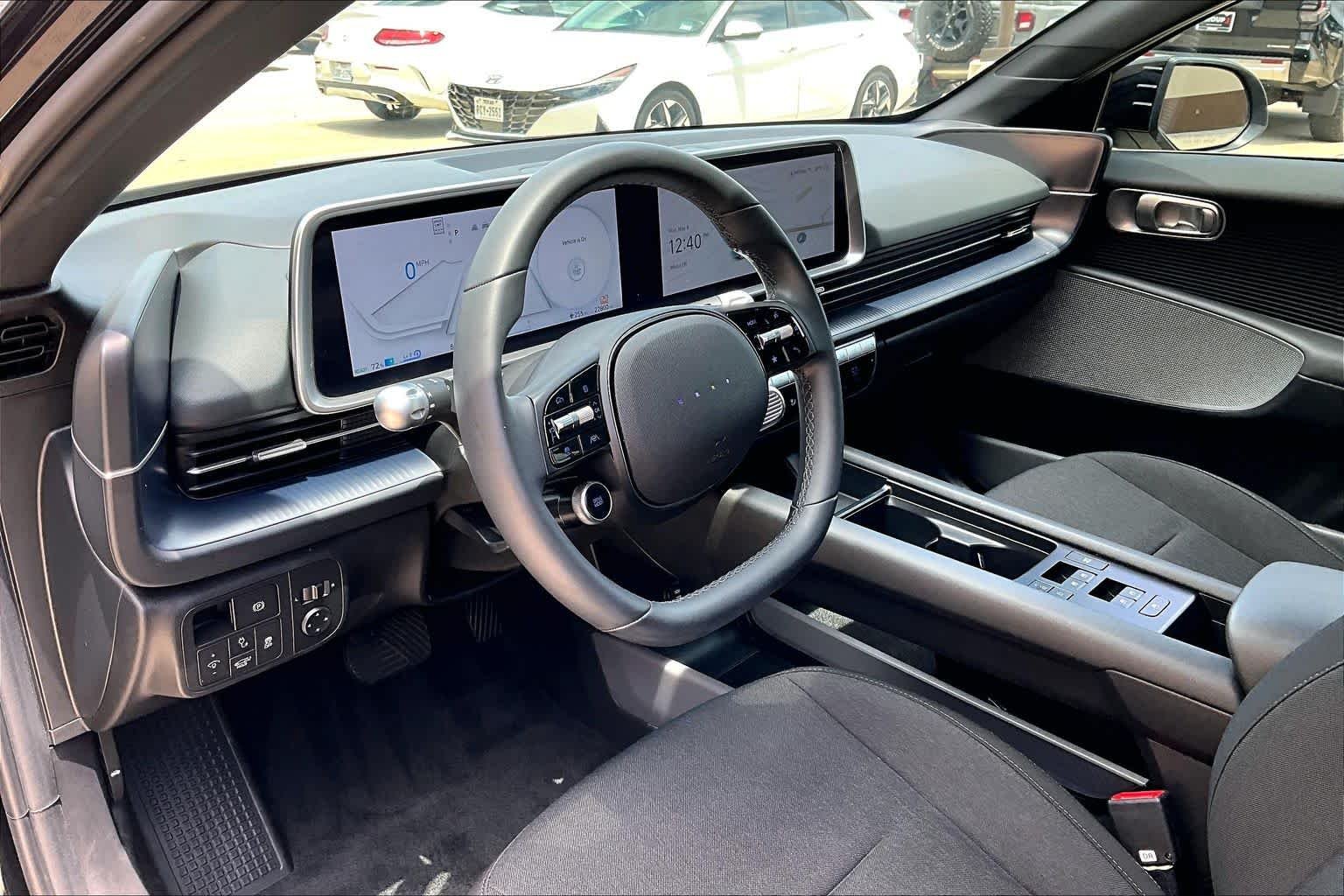 Used 2024 Onyx Black Hyundai SE image 16