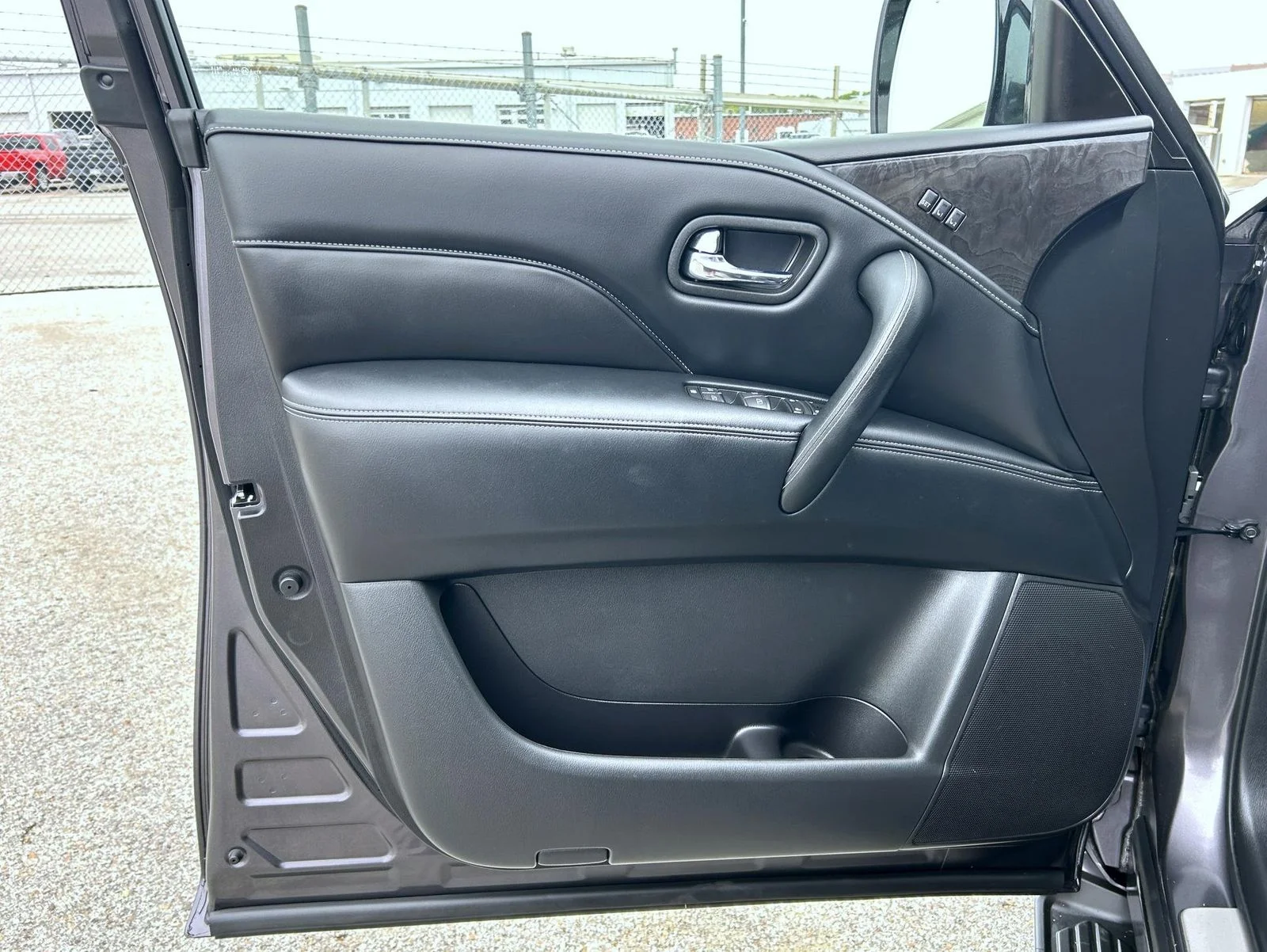 Used 2023 Gray INFINITI LUXE image 9