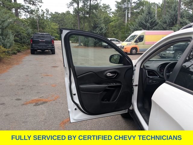 Used 2023 White Jeep Altitude image 25