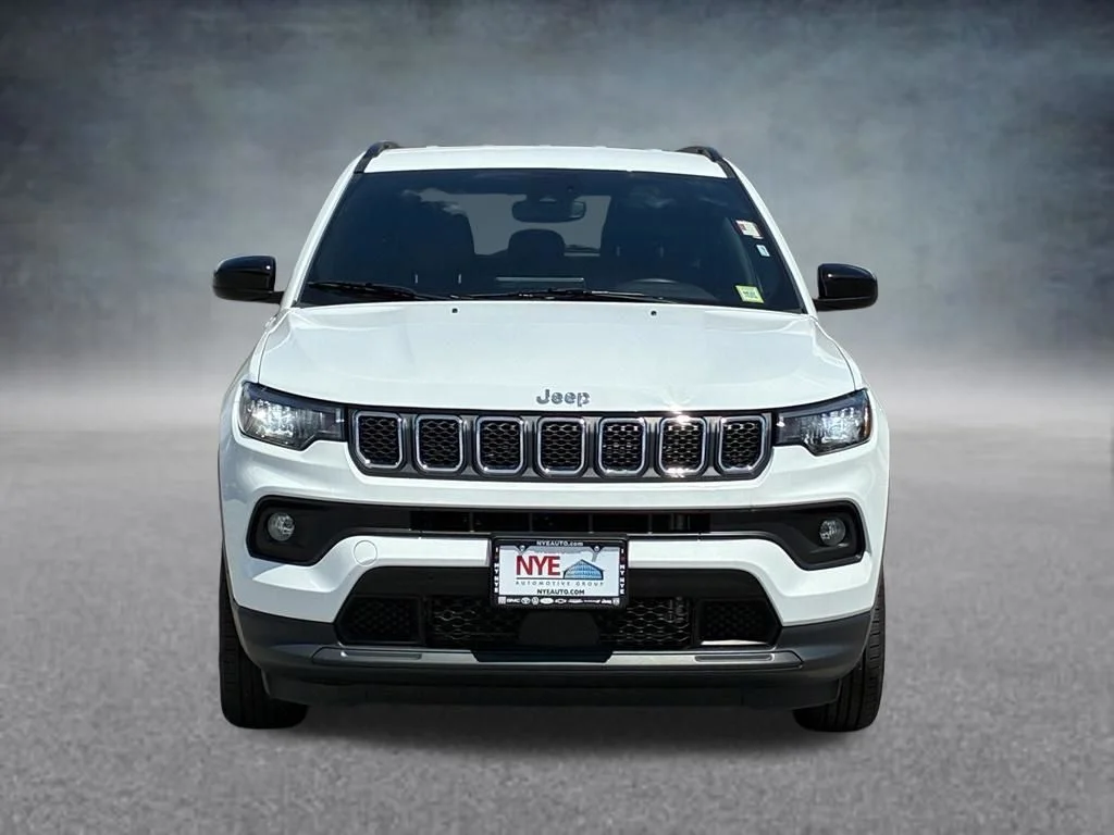 Used 2024 White Jeep Latitude image 9