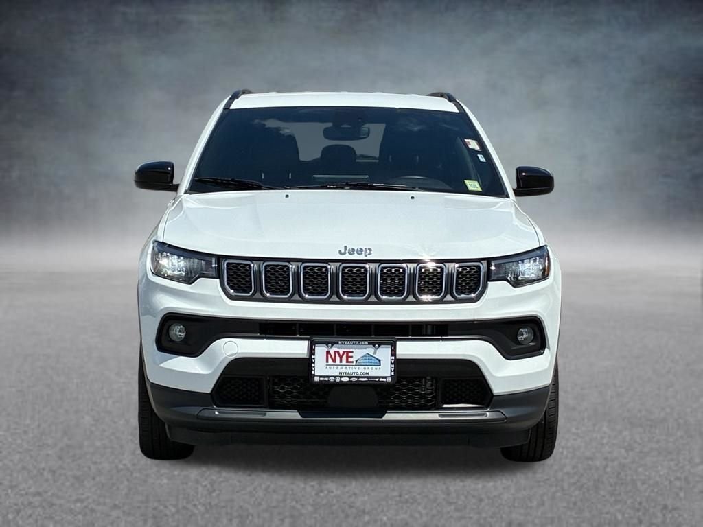 Used 2024 White Jeep Latitude image 9
