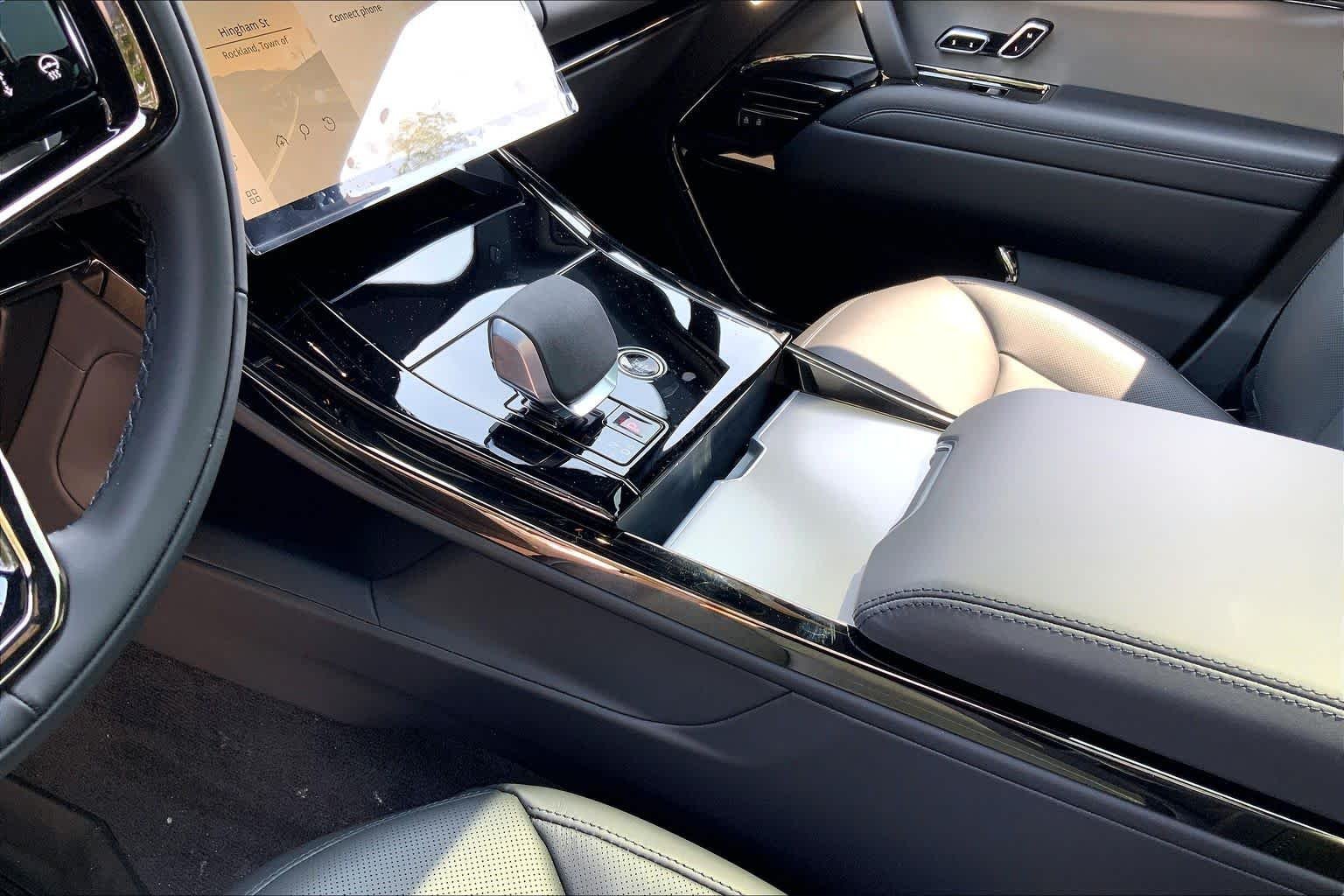 New 2026 Charente Grey Land Rover Dynamic SE image 10