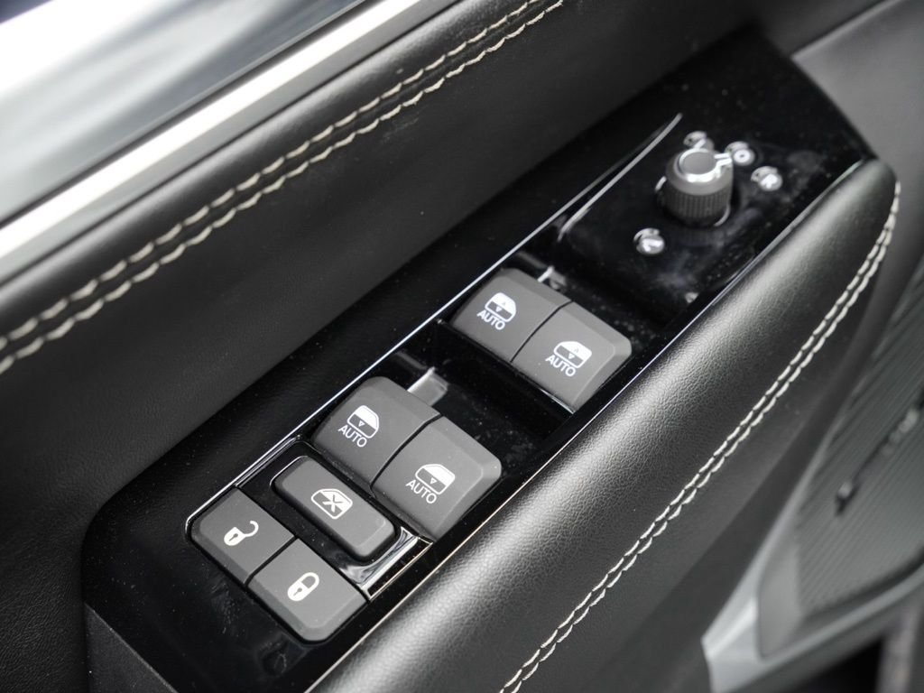 New 2026 Bright White Clear-Coat Exterior Paint Jeep Limited image 12