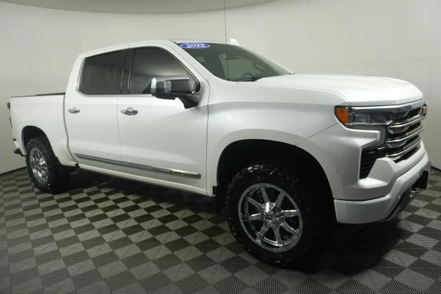 Used 2022 Iridescent Pearl Tricoat Chevrolet High Country image 2