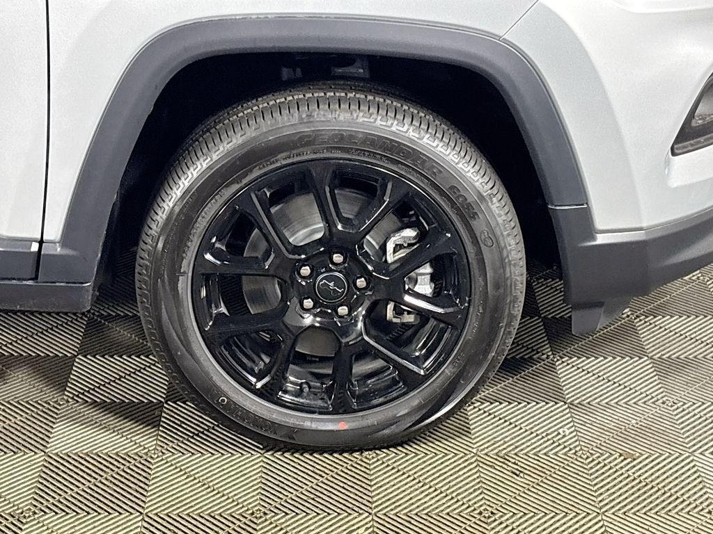 New 2026 Silver Zynith Metallic Clearcoat Jeep Latitude image 22