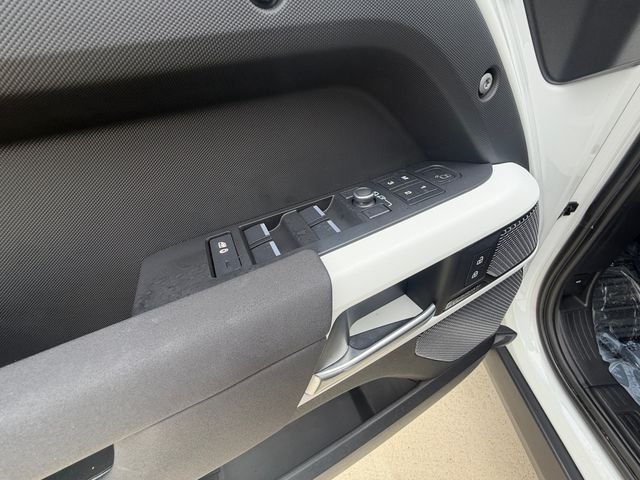Used 2023 White Land Rover SE image 11