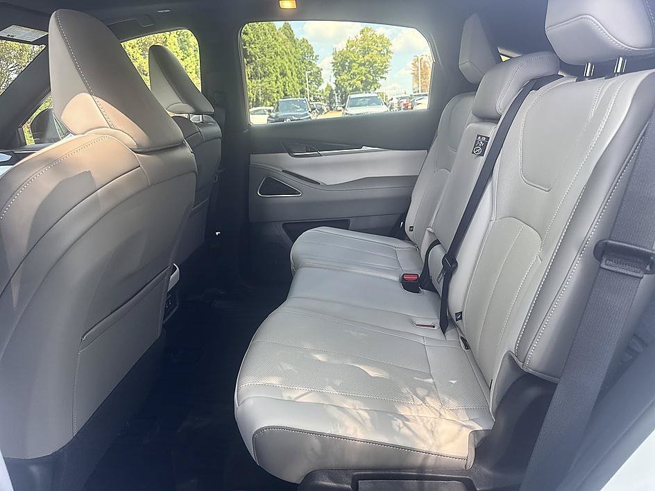 New 2027 Radiant White/Black Obsidian INFINITI SPORT image 12