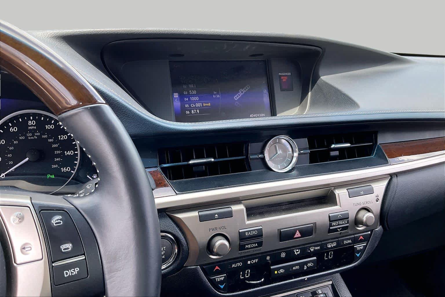 Used 2015 Atomic Silver Lexus  image 6