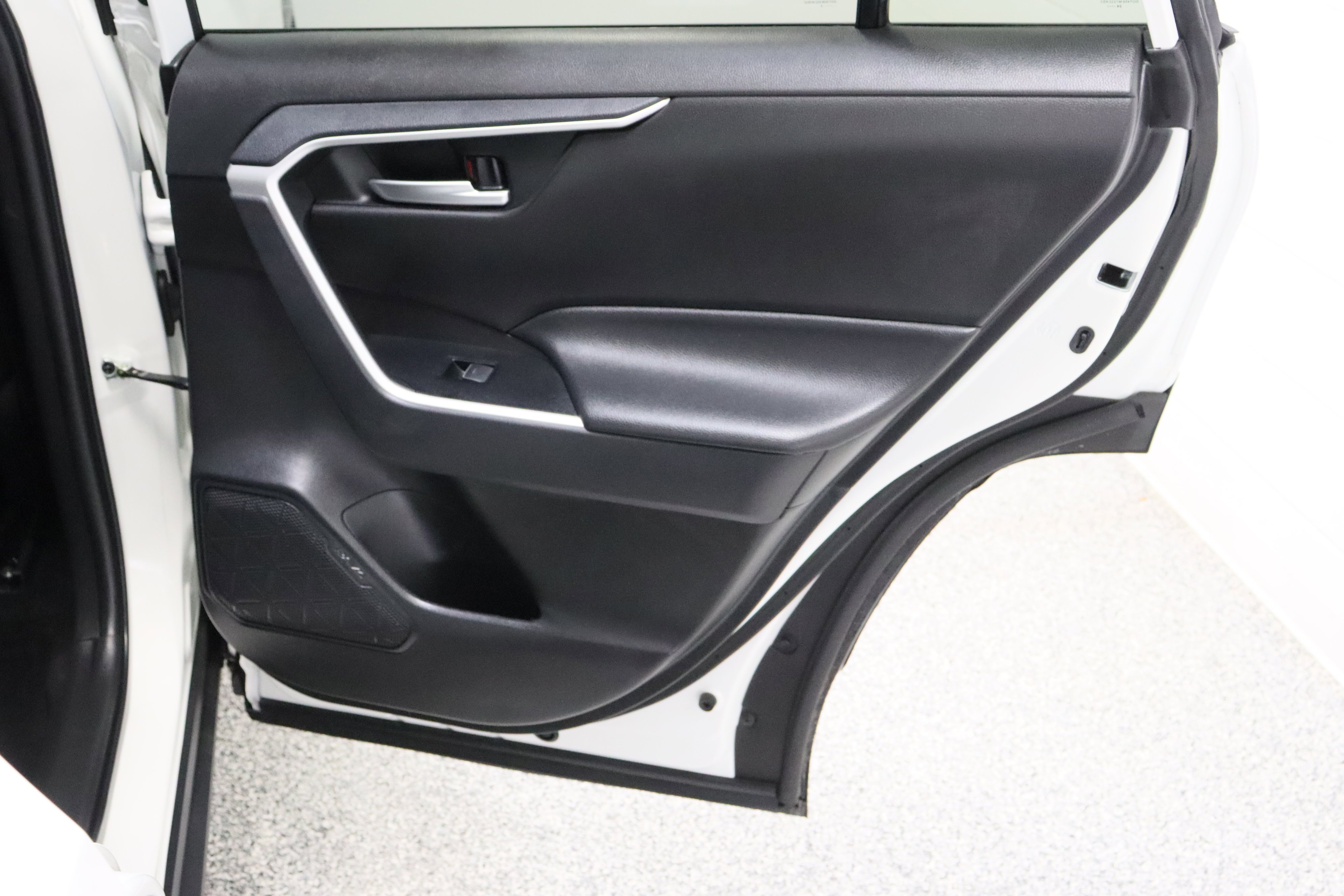 Used 2025 Ice Cap Toyota XLE 2.5L image 32