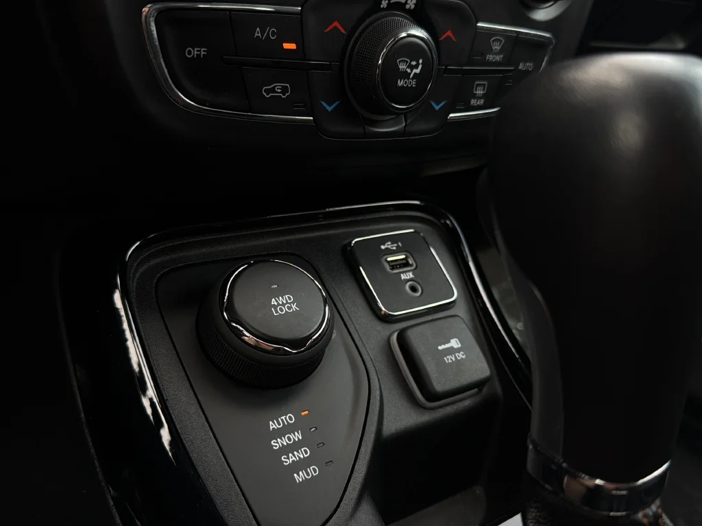 Used 2021 Diamond Black Crystal Pearlcoat Jeep Limited image 31
