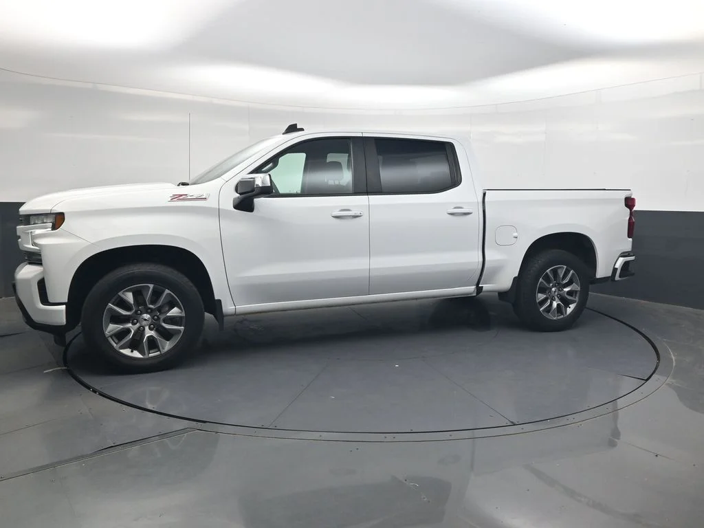 Used 2022 White Chevrolet RST image 13