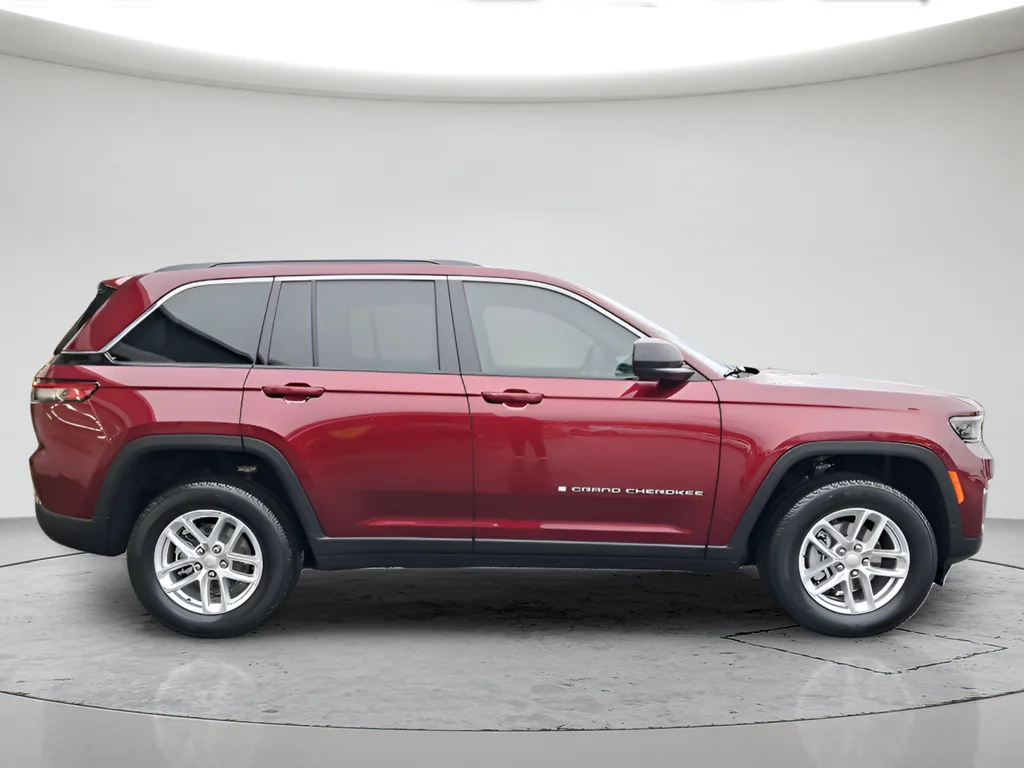 New 2026 Velvet Red Pearl-Coat Exterior Paint Jeep Laredo image 2
