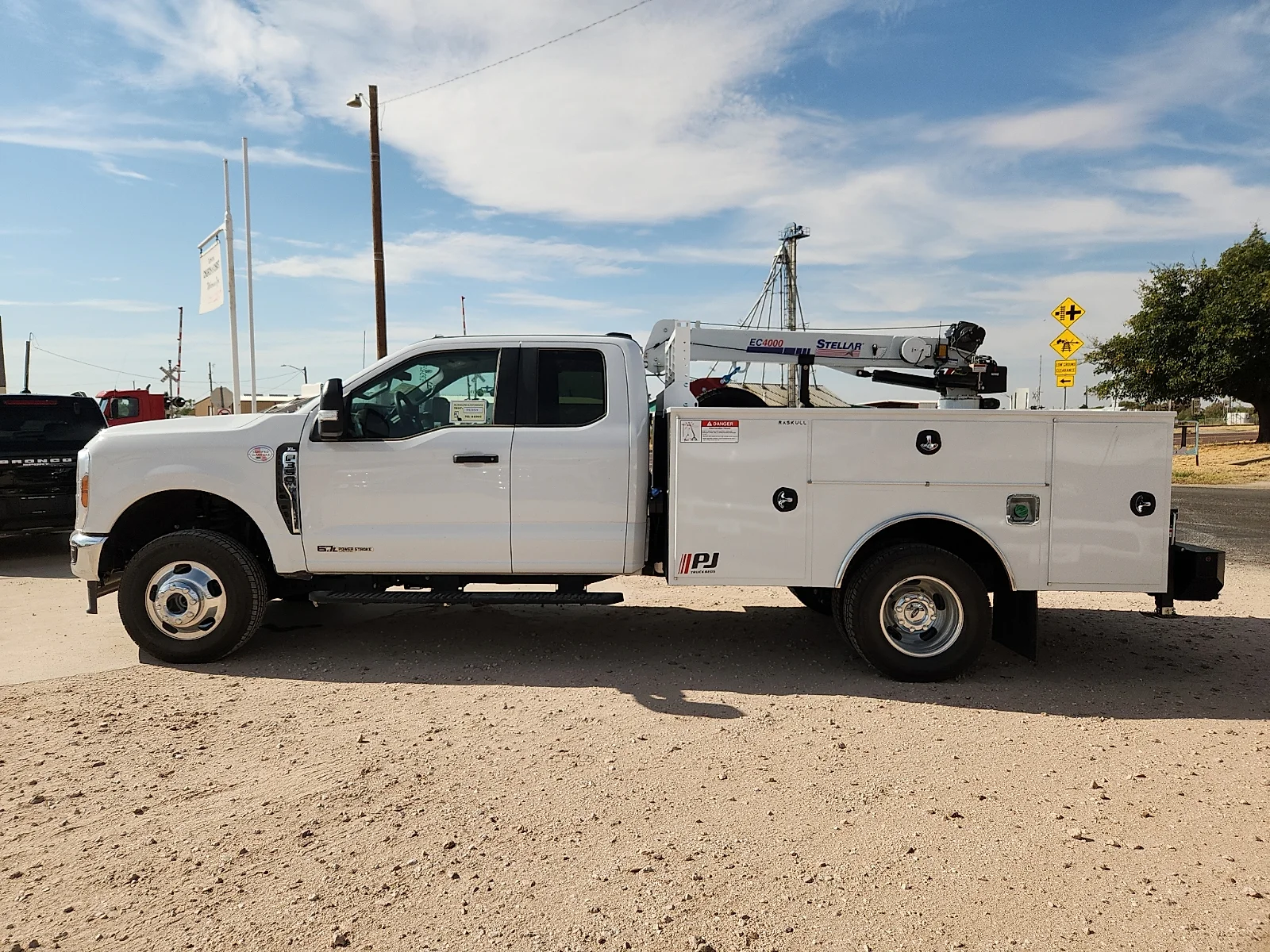 New 2026 Oxford White Ford XL image 4