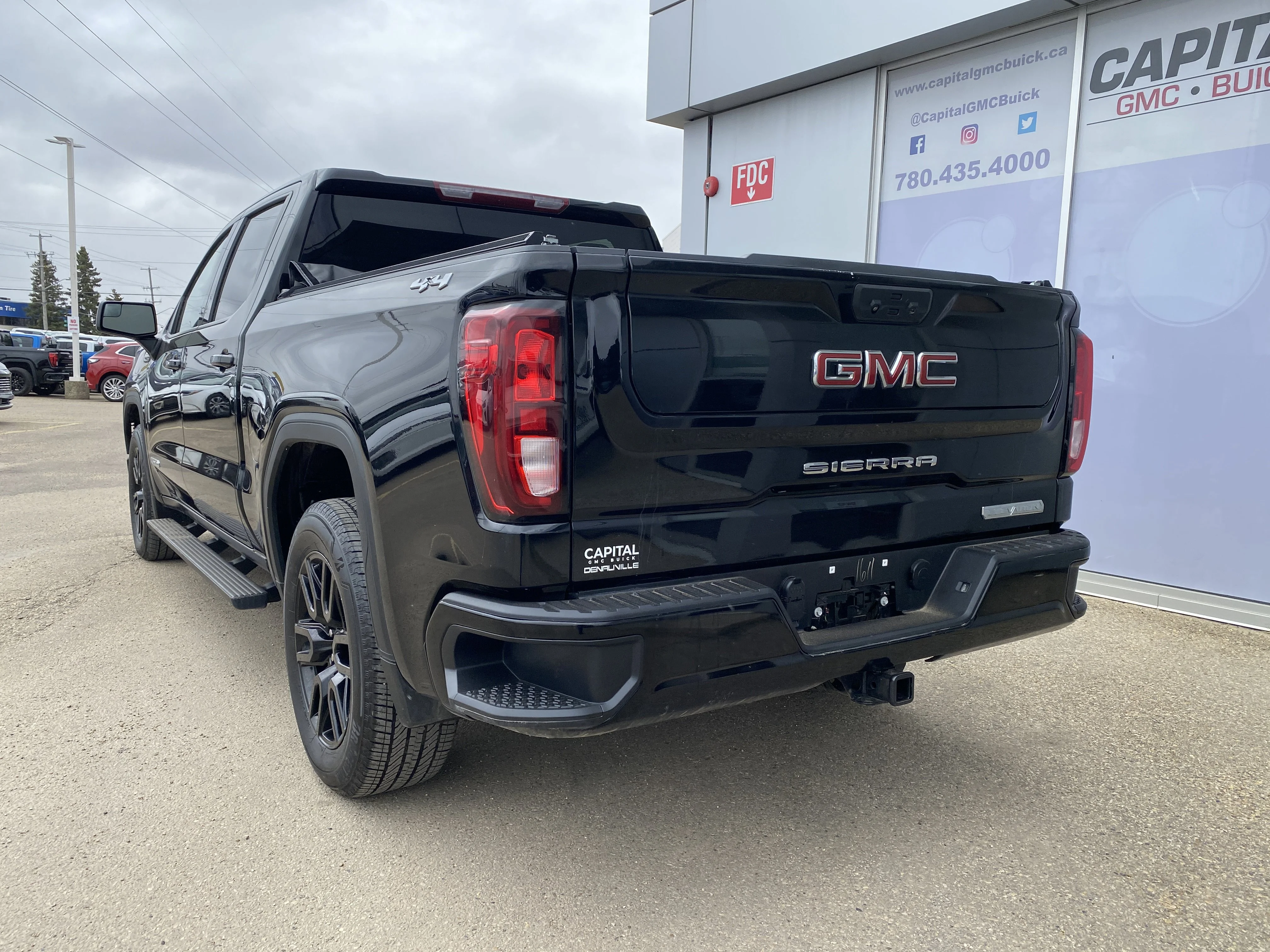 Used 2024 Black GMC Crew Cab Elevation * 6 PASSENGER * DUAL CLIMATE * RADAR CRUISE * image 3