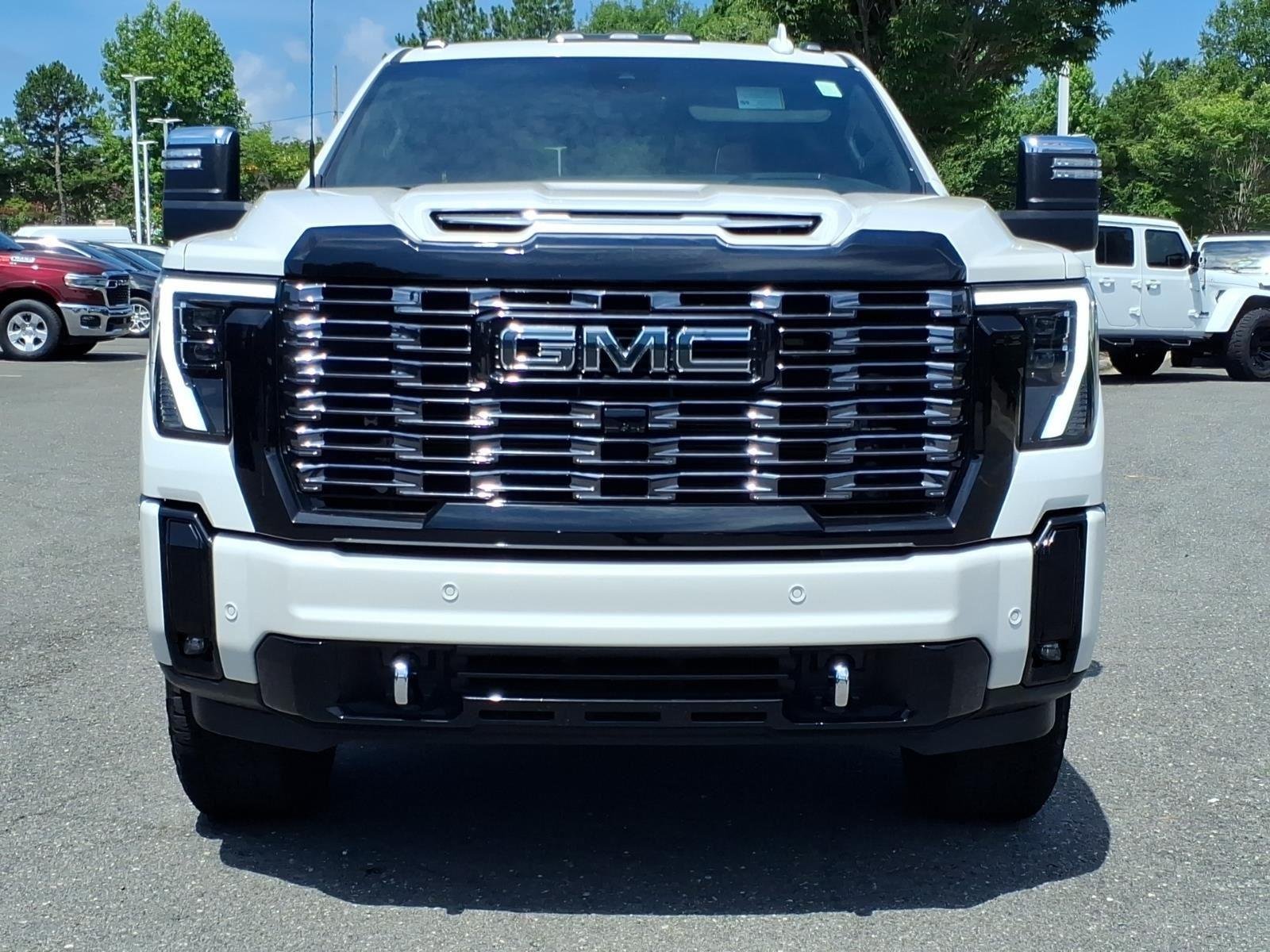 Used 2025 White Frost Tricoat GMC Denali Ultimate image 14