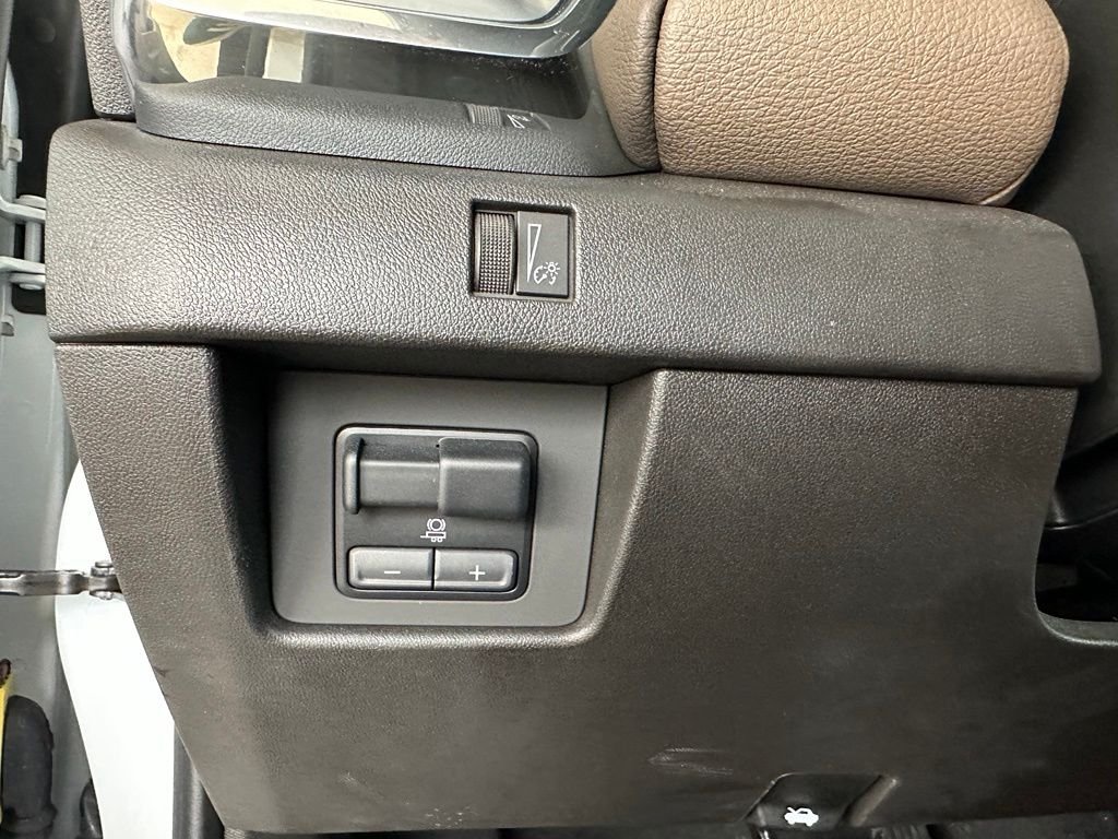 Used 2023 White GMC Denali image 19