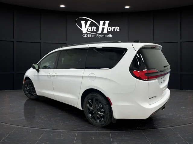 New 2027 Bright White Clear-Coat Exterior Paint Chrysler Limited image 5