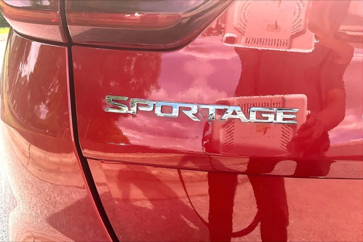 Used 2022 Hyper Red Kia LX image 10