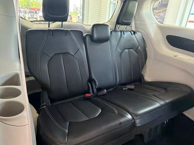 Used 2023 Silver Mist Clearcoat Chrysler  image 8