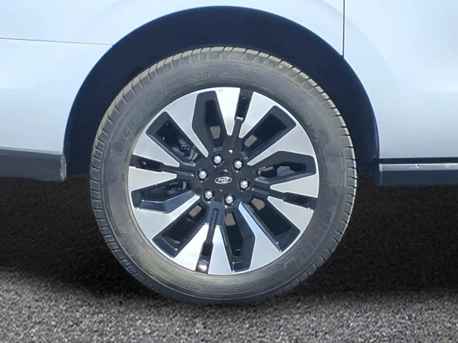 Used 2025 Space Silver Metallic Ford Platinum image 4