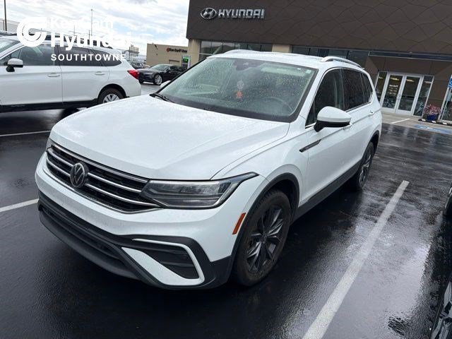 Used 2022 White Volkswagen SE image 1