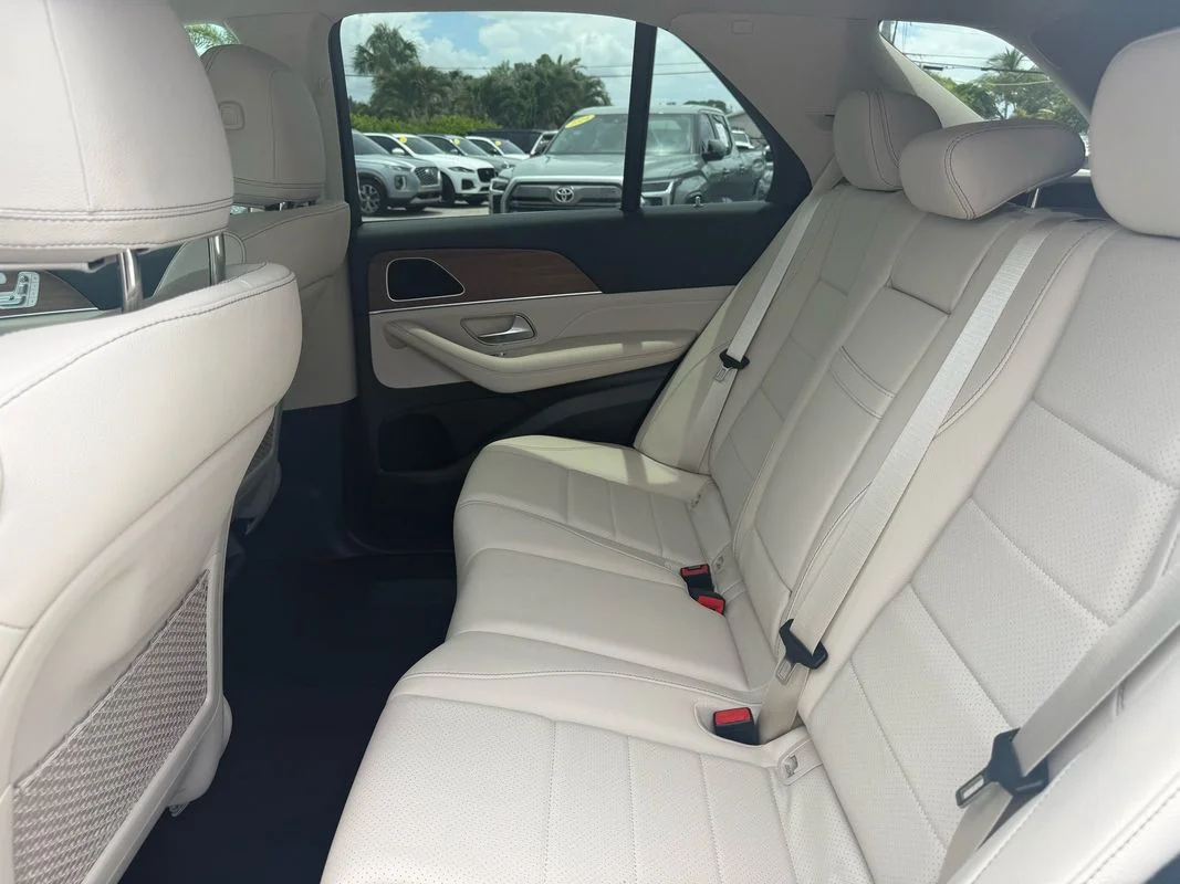 Used 2025  Mercedes-Benz 4MATIC® image 21