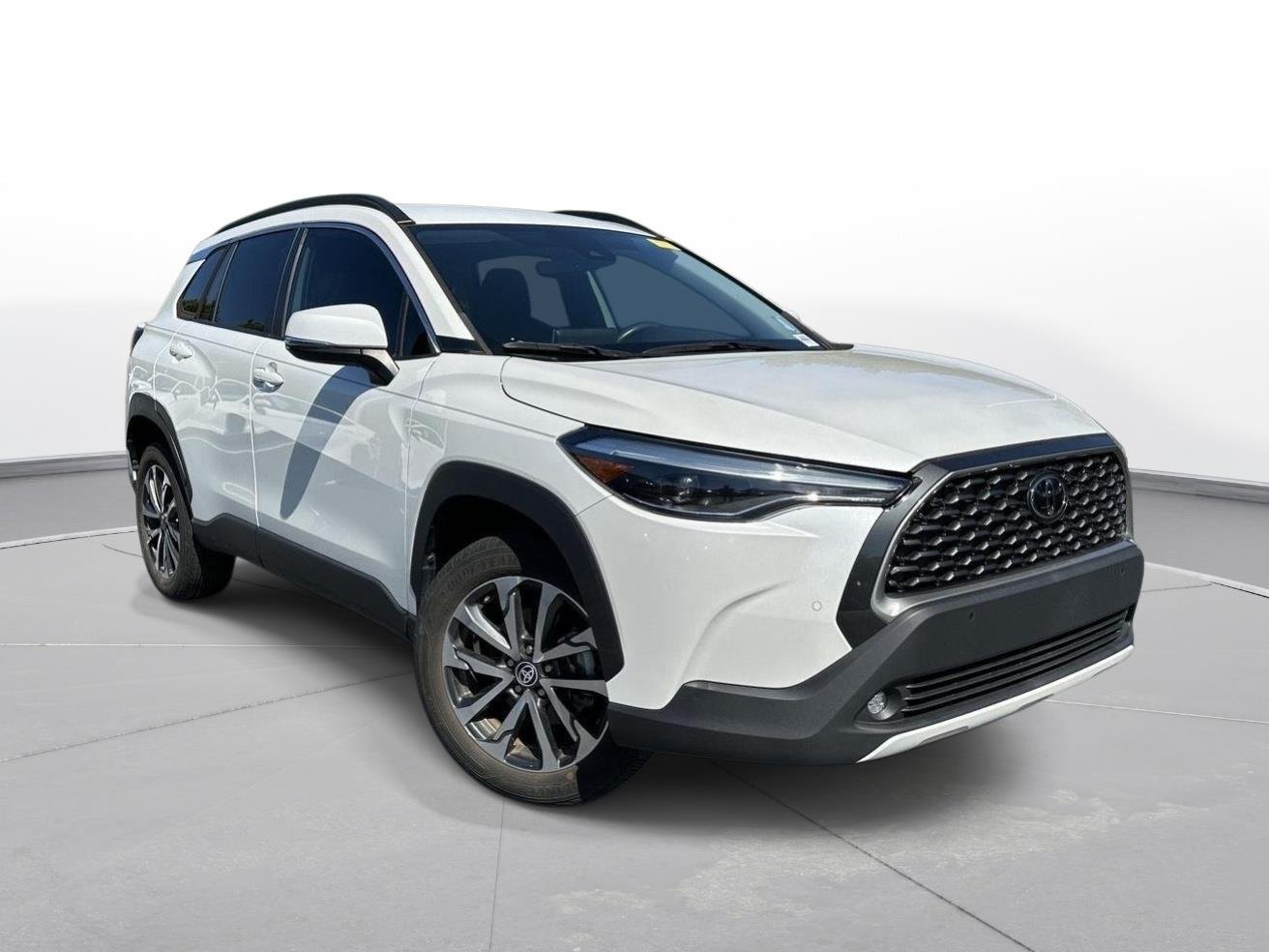 Used 2022 Wind Chill Pearl Toyota XLE image 4