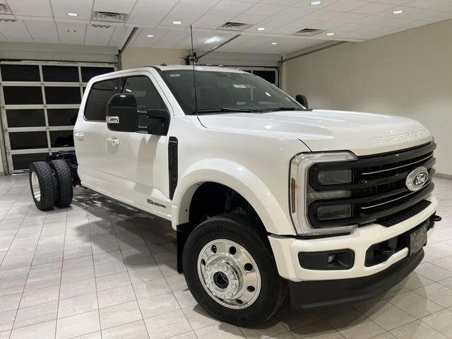 New 2027 Star White Metallic Tri-Coat Ford F-550® Platinum image 7