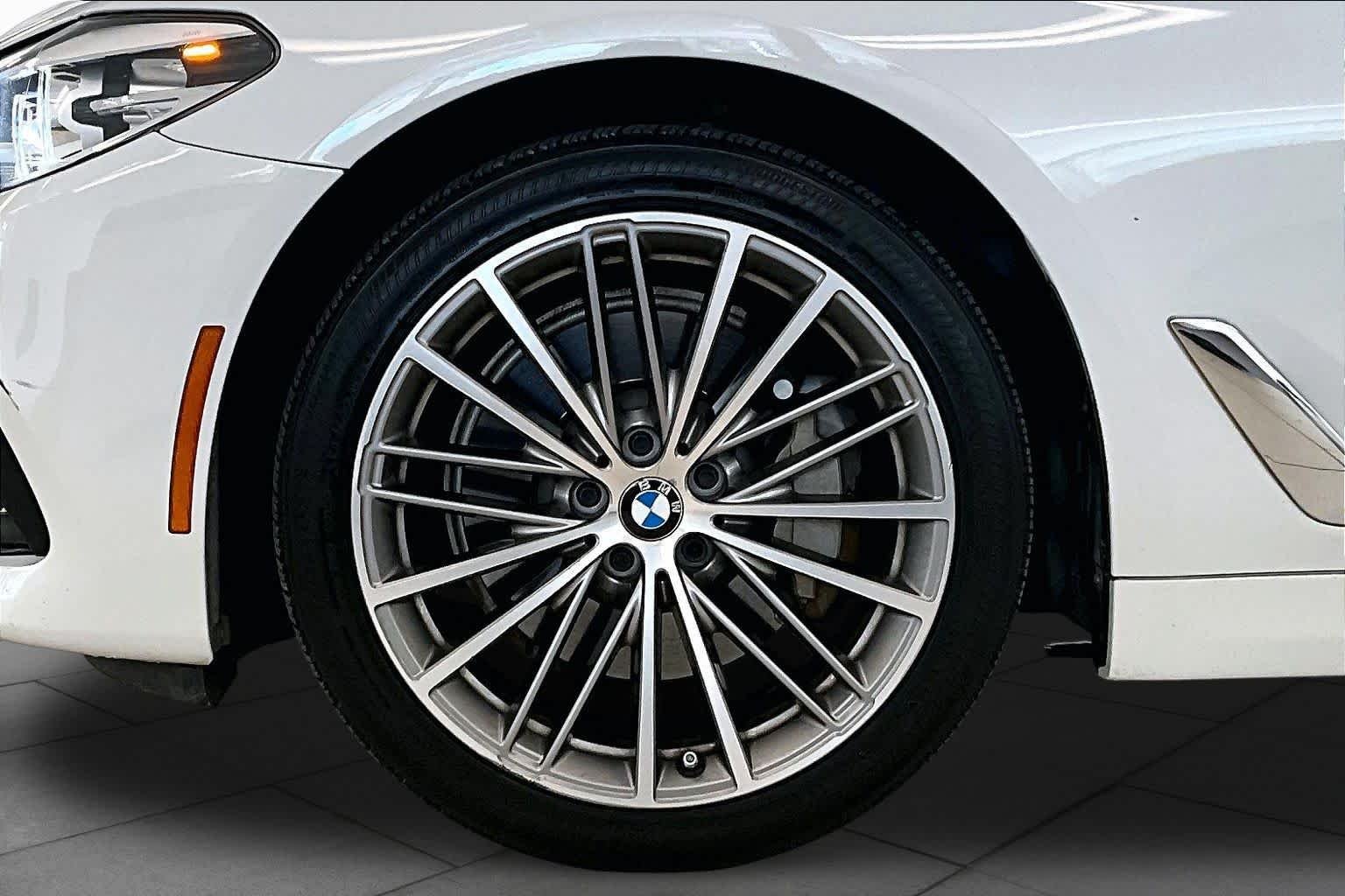 Used 2019 Alpine White BMW 540i image 9