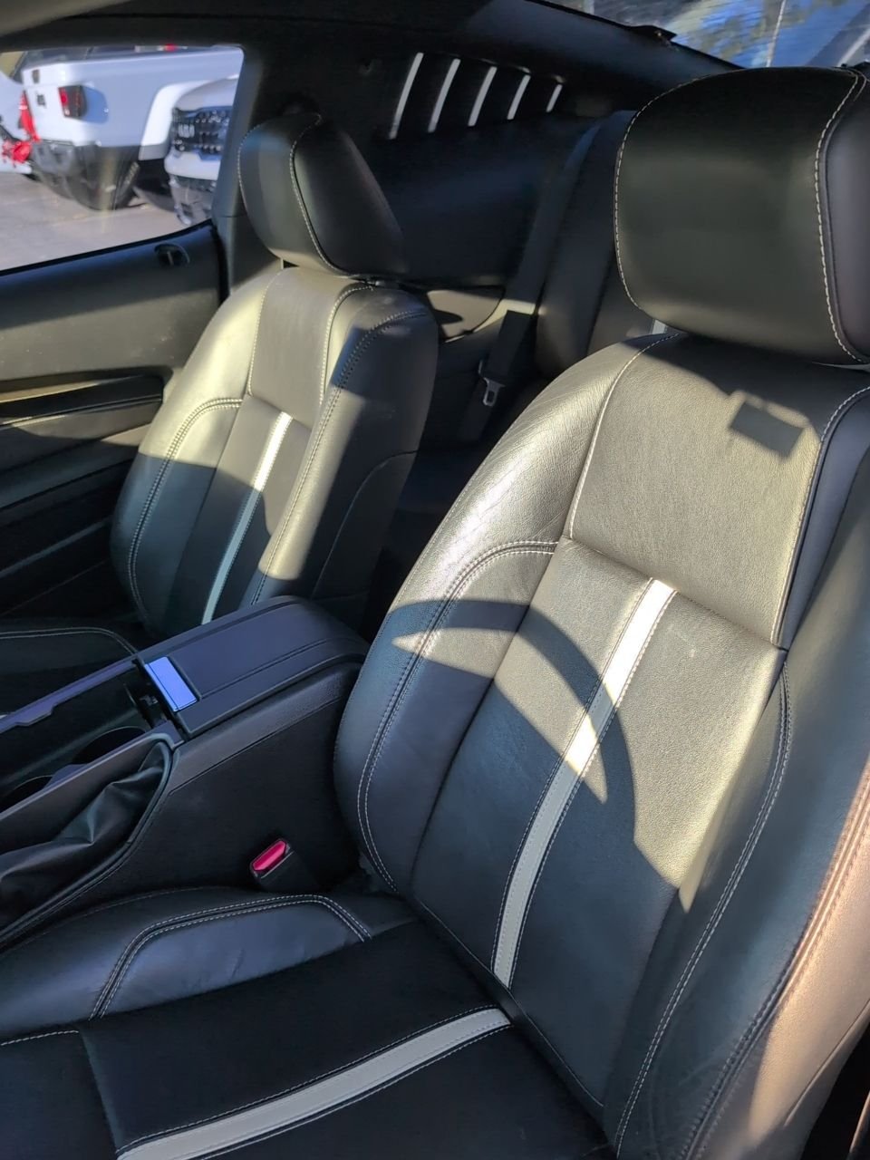 Used 2010  Ford GT Premium image 16