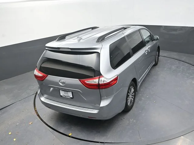 Used 2018 Silver Toyota XLE image 18