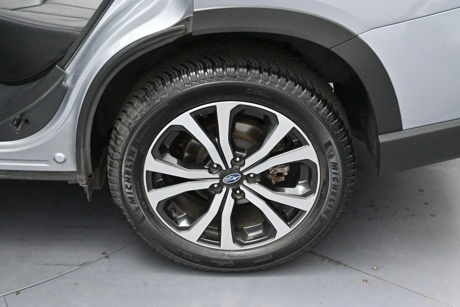 Used 2020 Ice Silver Metallic Subaru Limited image 31