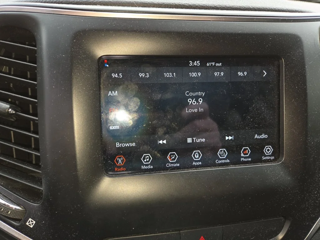 Used 2019 Gray Jeep Latitude Plus image 10