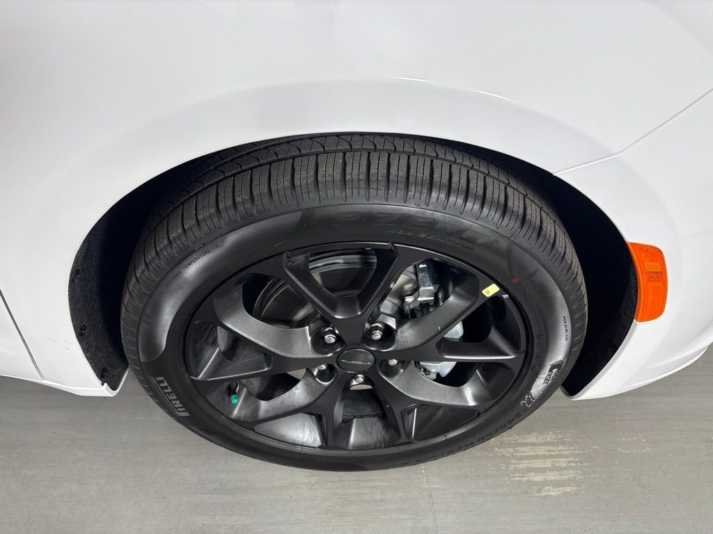 New 2027 Bright White Clear-Coat Exterior Paint Chrysler Select image 11