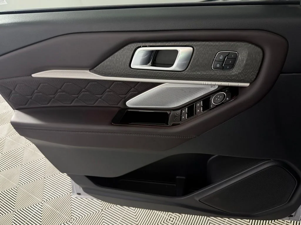 Used 2025 White Ford Platinum image 28